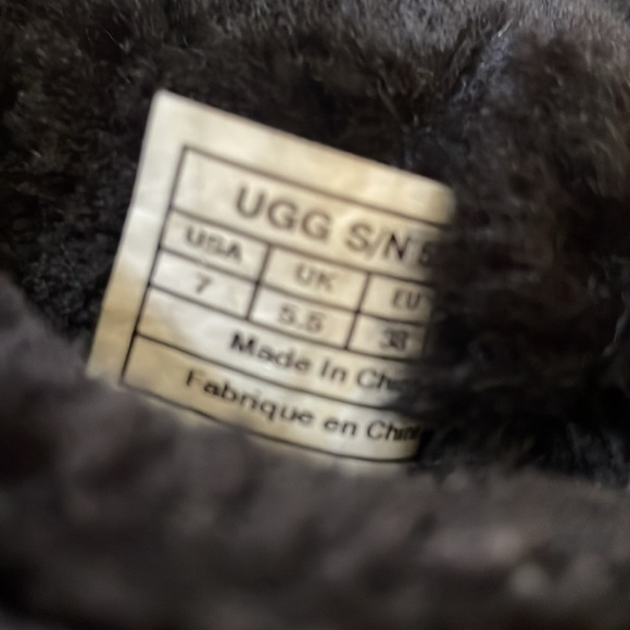 Black UGG boots - Picture 4 of 7